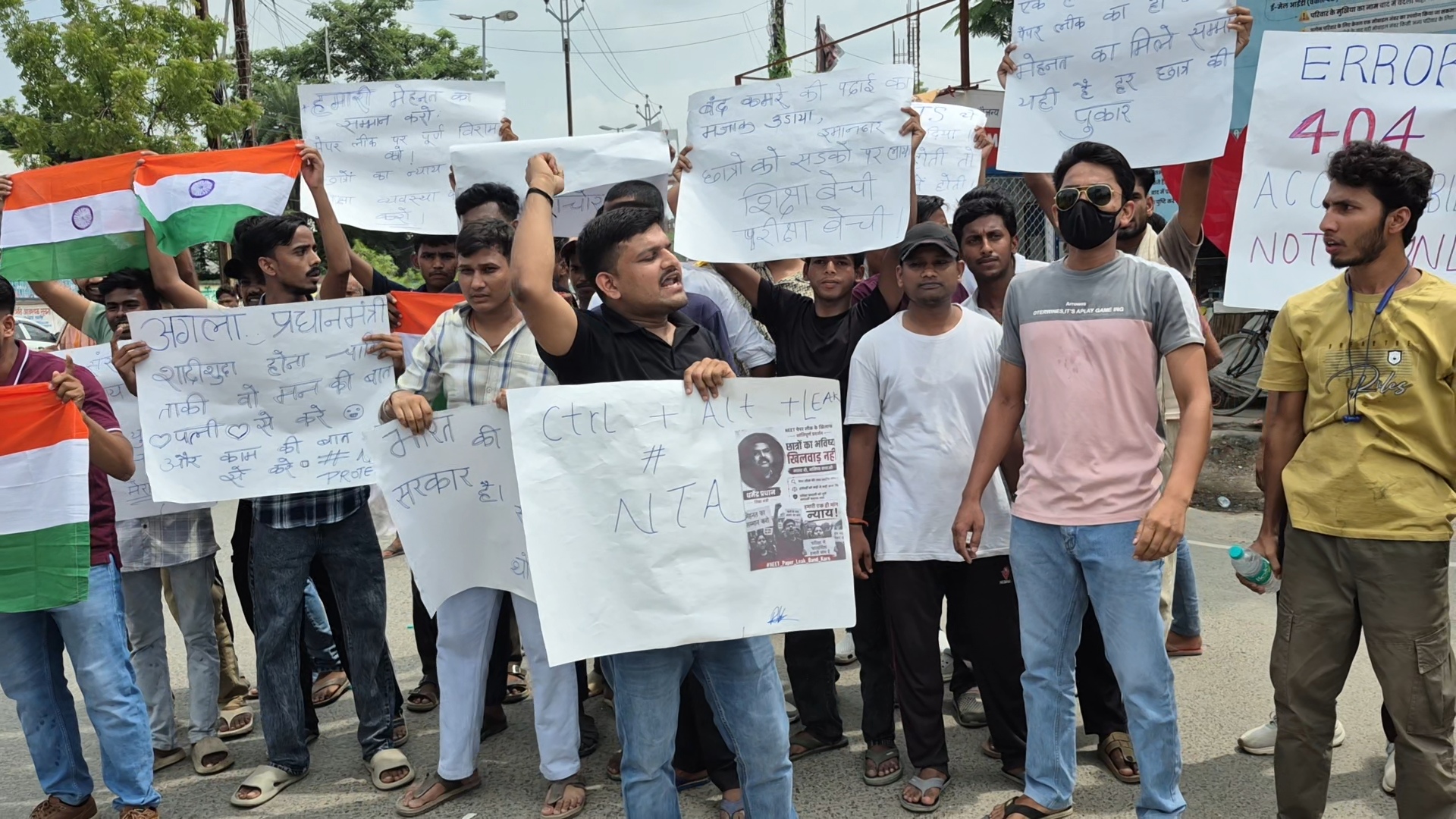 केंद्रीय मंत्री धर्मेंद्र प्रधान के इस्तीफ़े की मांग को लेकर समस्तीपुर में छात्रों का प्रदर्शन I 