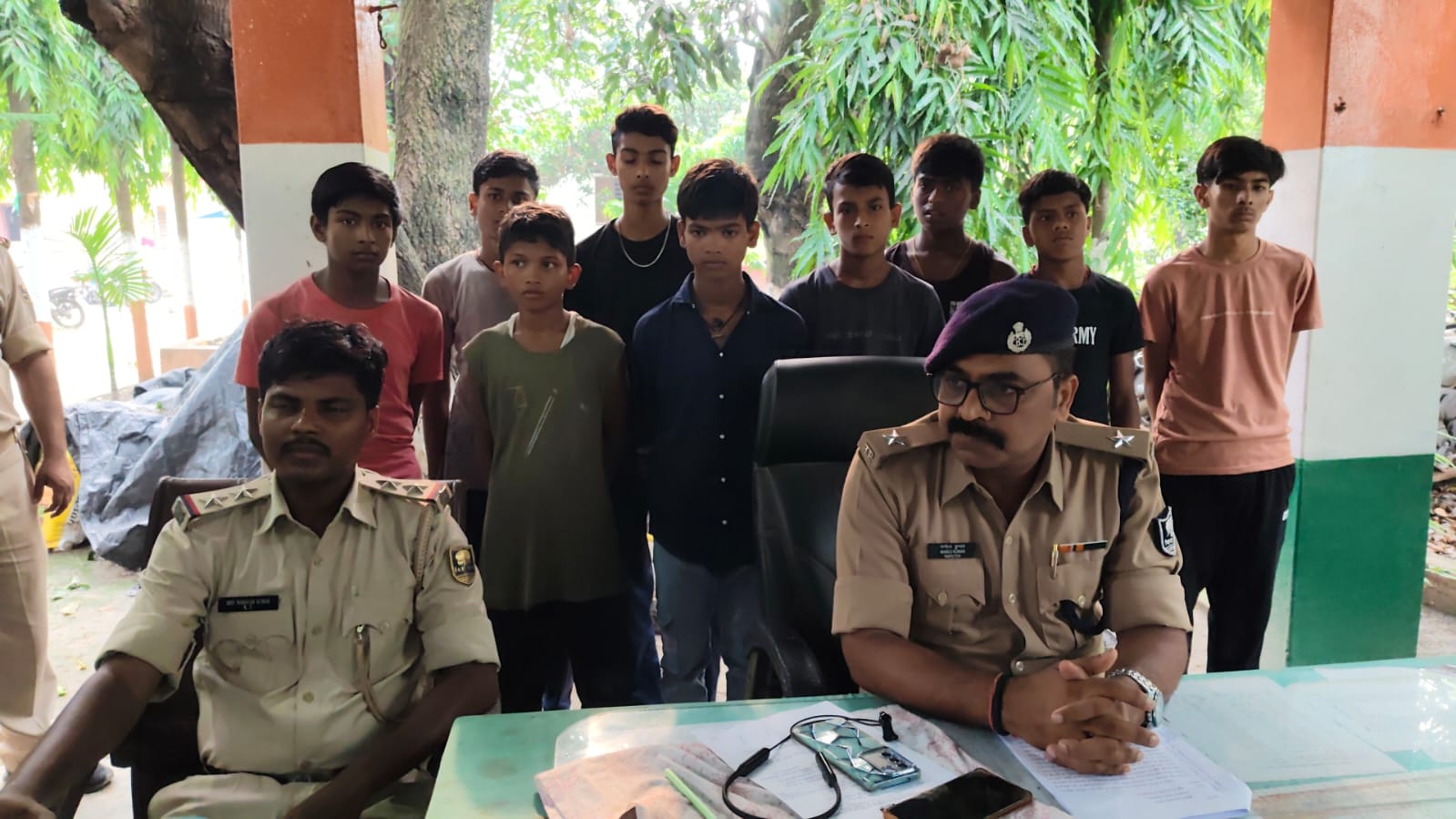 समस्तीपुर में हॉस्टल से भागे 9 छात्र 18 घंटे बाद सकुशल बरामद । में चारदीवारी फांदकर निकले थे बच्चे, परिजनों ने स्कूल पर किया जमकर हंगामा