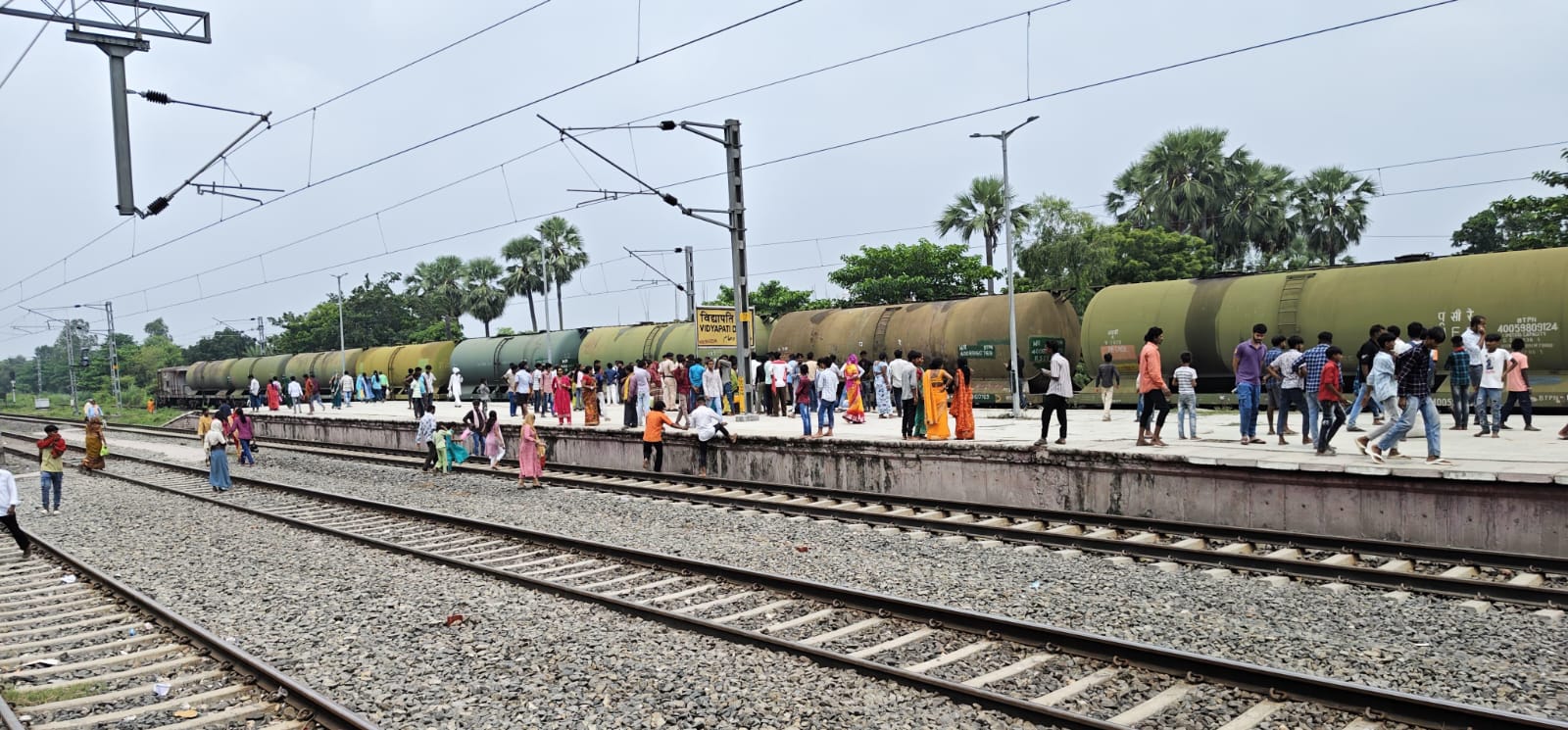 भोले नाथ के दर्शन के बाद स्टेशन पर खड़ी मालगाड़ी पर चढ़कर सेल्फी लेने के चक्कर में युवक की गई जान । हाईटेंशन तार के चपेट में आने से मौके पर ही हुई मौत ।