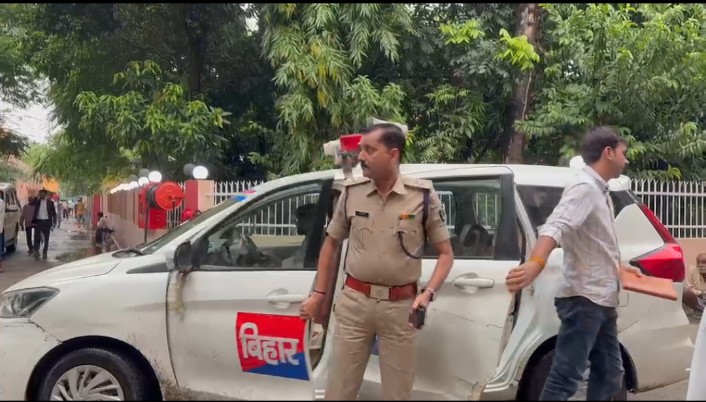 समस्तीपुर व्यवहार न्यायालय से पेशी के दौरान पुलिस को चकमा देकर पॉक्सो का विचाराधीन बंदी फरार, हथकड़ी खुलते ही वारिस का फायदा उठा फरार ।सीसीटीवी खंगालने में जुटी पुलिस।