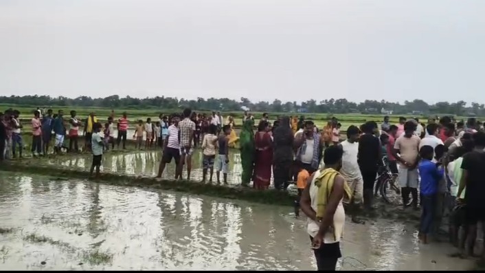 खेत में बैगन तोड़ने गए मां बेटे पर गिरा ठनका, मां बेटे की मौके पर ही मौत, एक ग्रामीण भी झुलसा ।