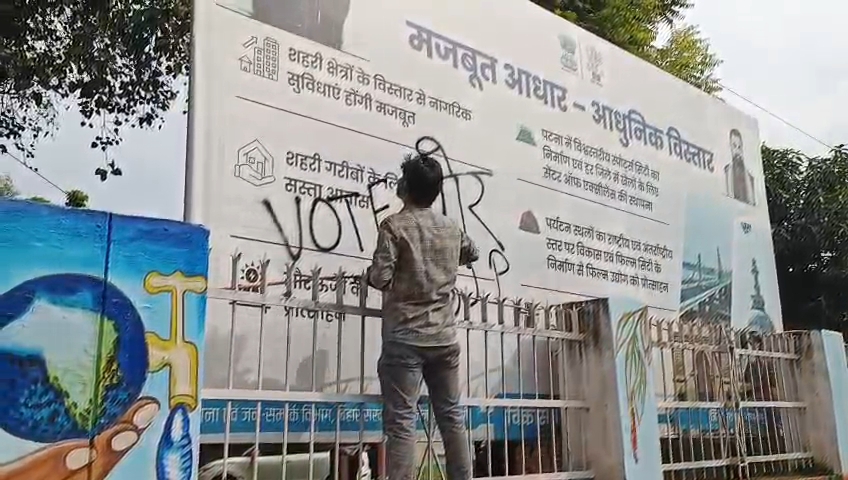 समस्तीपुर में SIR के खिलाफ इंडिया गठबंधन का अर्थी जुलूस प्रदर्शन करते हुए ज्ञानेश कुमार के इस्तीफे की मांग के साथ किया दाह संस्कार ।
