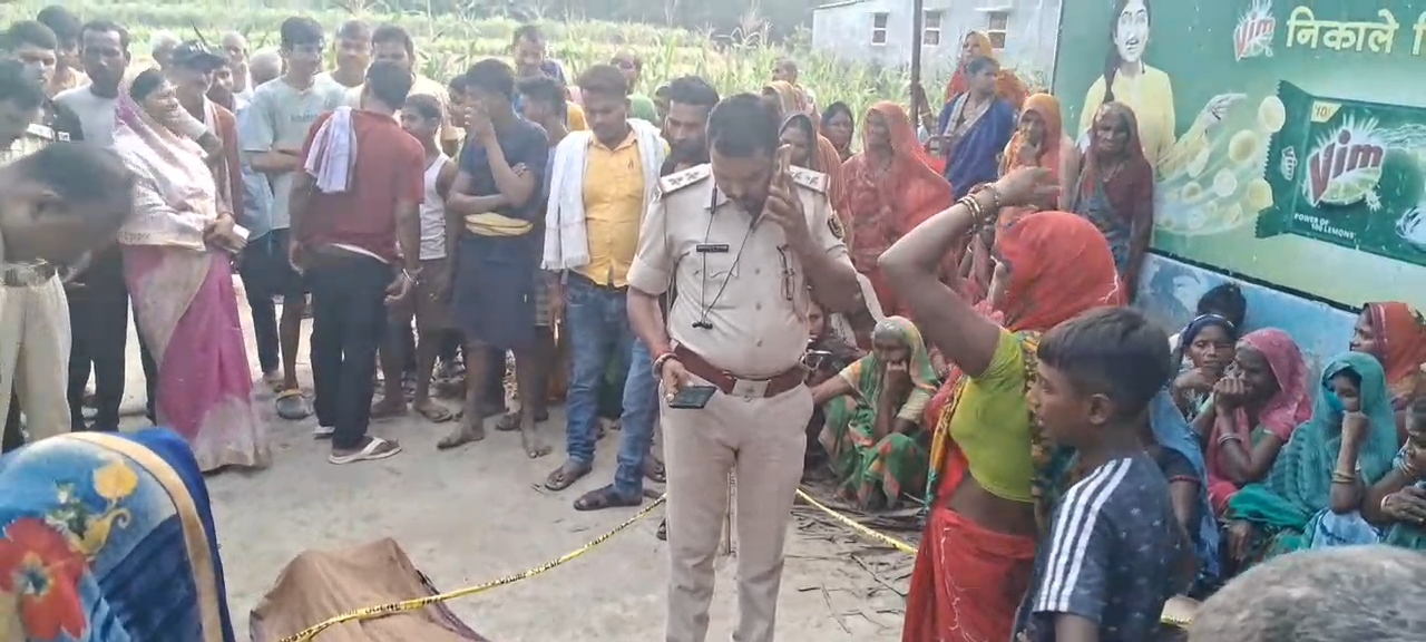 समस्तीपुर में घर से 500 मीटर दूर एक गाछी में मिला महिला का शव, हत्या की आशंका ।FSL टीम ने जुटाए साक्ष्य ।सुबह शौच के लिए निकली थी ।दोपहर में पत्तों से ढका मिला शव ।